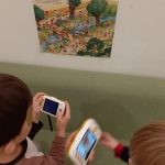 Kinder mit Digitalkamera