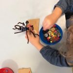 Kinder basteln Herbstbäume, Pfeifenputzer, Knöpfe