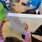Kinder bauen Schrank auf