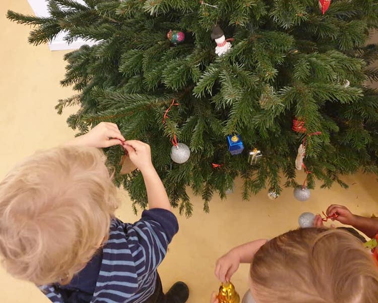 Kinder schmücken Baum, Weihnachten